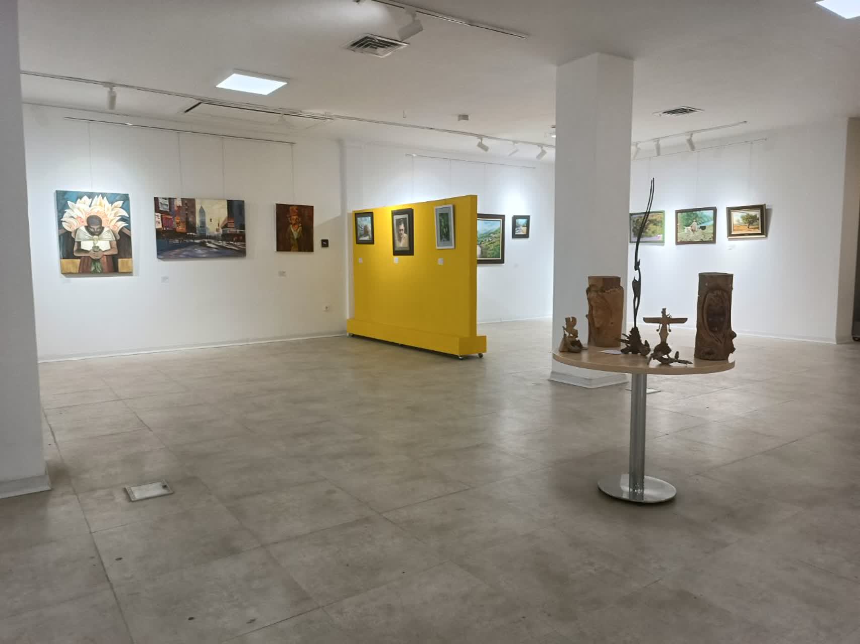 نمایشگاه هنرهای تجسمی با آثار هنرمندان برجسته در نگارخانه هنر افتتاح گردید .