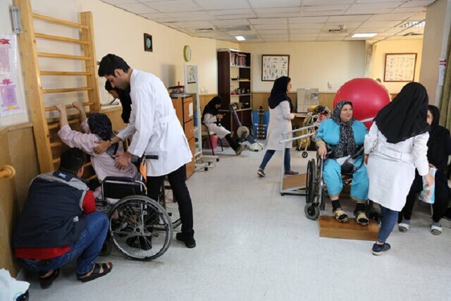 برخی معلولان پشت‌ نوبت دریافت وسایل کمک‌ توانبخشی