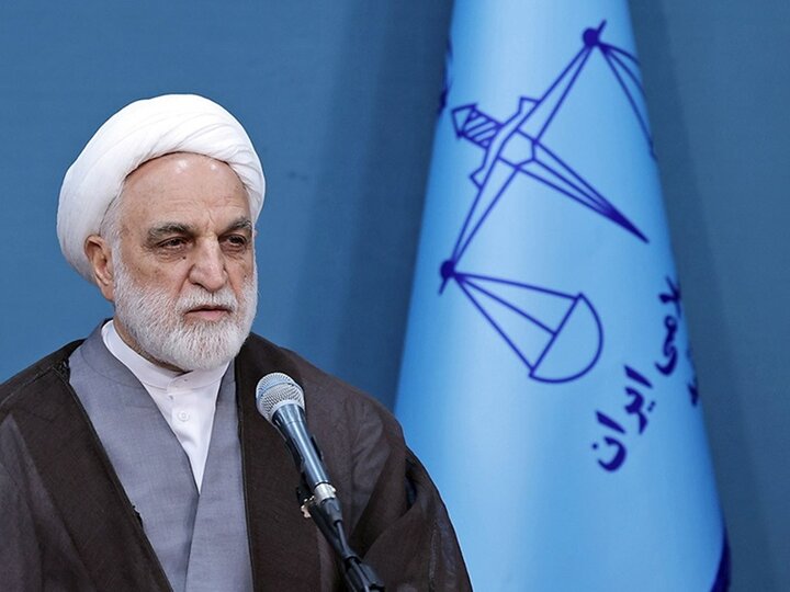 قاضی نباید از مشورت با صاحب‌نظران و اهل فن اجتناب کند