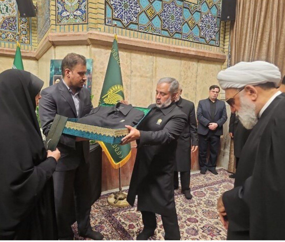 نشان و لباس خادمی آستان قدس رضوی به خانواده شهید امیرعبداللهیان اعطا شد