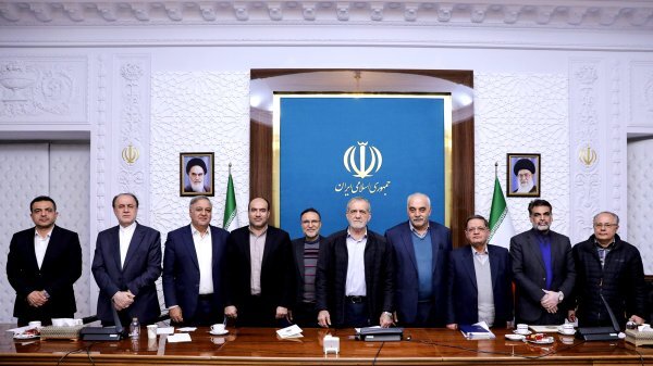 تغییر آدمها مشکلی را حل نخواهد کرد/خبر استیضاح وزیر اقتصاد به بیثباتی بازار دامن زده است