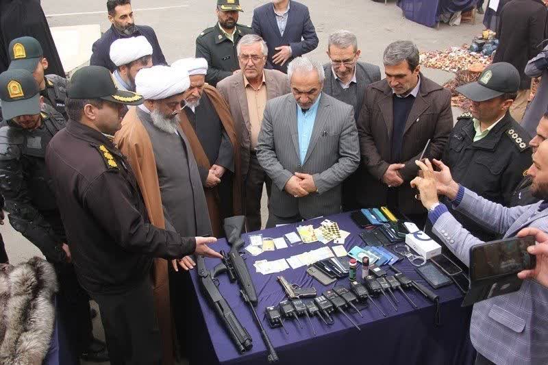 کشف 11 قبضه سلاح جنگی در شهرستان ساوجبلاغ