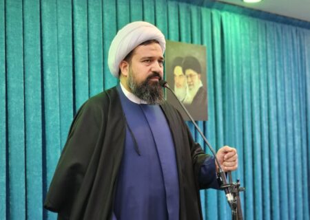 آینده‌ی انقلاب در دست جوانان است