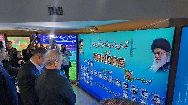 بازدید پزشکیان از نمایشگاه دستاوردهای صنعت هستهای کشور