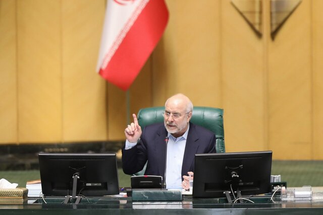 کارگران افسران خستگی ناپذیر جنگ اقتصادی دشمن هستند