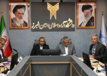 دانشجوی نخبه کسی است که مسائل پیچیده اجتماعی را تشخیص داده و راه حل ارائه کند.