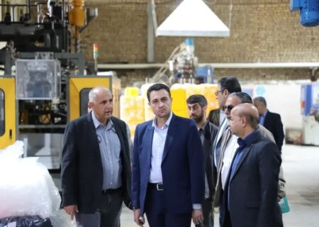 بازدید شهردار گرمدره از شرکت تولیدی “گیاه”؛ حمایت از سرمایه‌گذاری در تولید و تحقق شعار سال