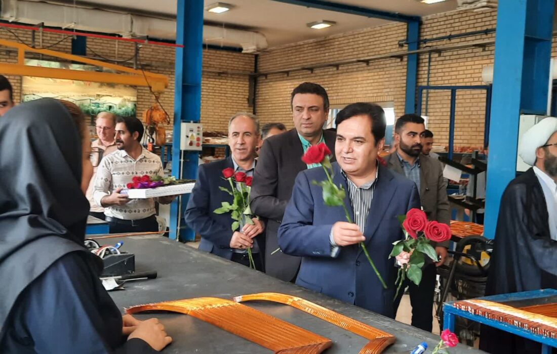 تأکید فرماندار نظرآباد بر نقش کارگران در اقتصاد مقاومتی و لزوم بهره‌گیری از انرژی‌های نو در بازدید روز کارگر