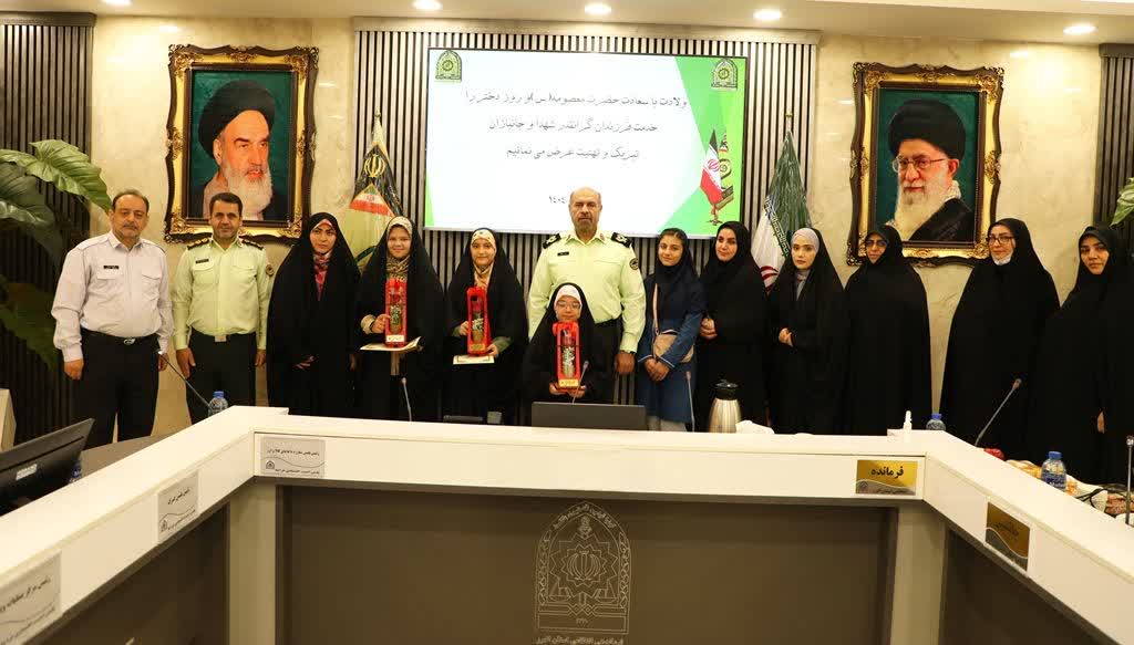 تجليل فرمانده انتظامي استان از جمعي از دختران کارکنان به مناسبت ولادت حضرت معصومه (س) و روز دختر