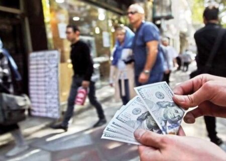 کاهش ۲۵ هزار تومانی دلار در یک ماه