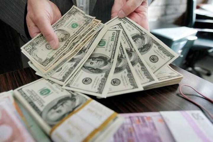 دلار ثابت ماند؛ یورو کمی گران شد