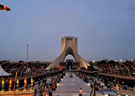 میراث فرهنگی ممنوع کرد اما «برج آزادی» خلوت نشد!