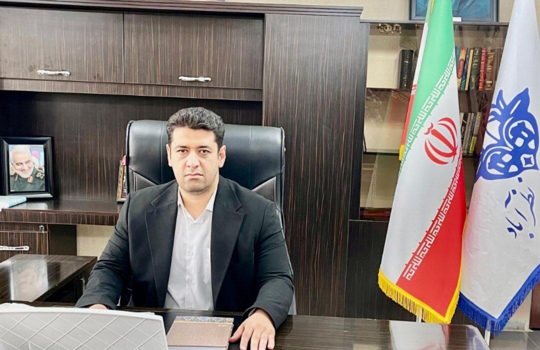 پروژه احداث چمن مصنوعی و فنسکشی زمین ورزشی در پارک ملت شهر نظرآباد در حال اجراست