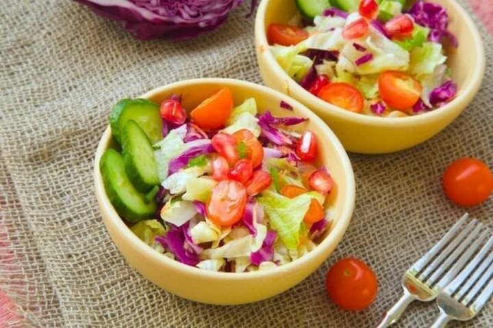 آیا مصرف سالاد همراه غذا باعث سوءهاضمه می‌شود؟