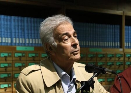 تلاش‌هایی برای بیگانه شدن جوانان با بزرگان ادب فارسی انجام می‌شود