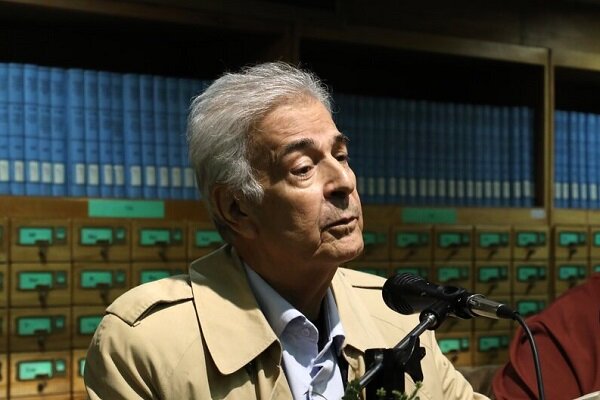 تلاشهایی برای بیگانه شدن جوانان با بزرگان ادب فارسی انجام میشود