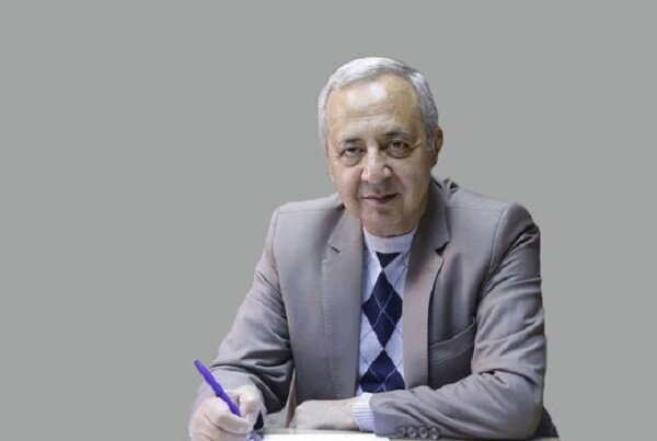 امروز یا نوهداری میکنم یا در میان هزاران کتاب نخواندهام میگردم