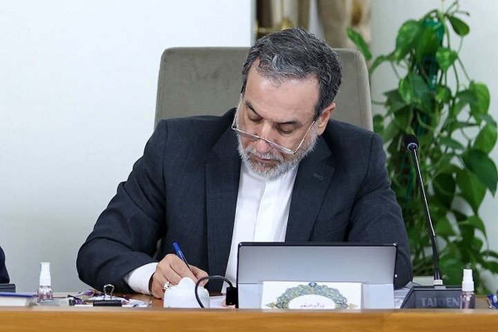 عراقچی: جهان دیگر از دلقکهای سردرگم به ستوه آمده است