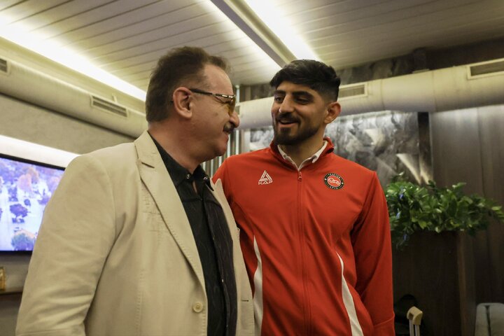 زنوزی: بازیکنان تراکتور مانند سربازان وطن با تمام توان بازی کنند