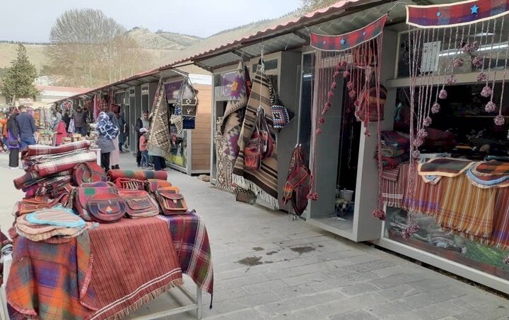 دستهایی که تاریخ میبافند؛ اینجا هنر نان درمیآورد