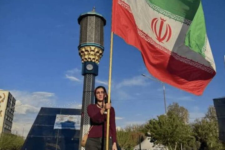 پرچمی که تاریخ را لمس کرد؛ لحظهای از ایستادگی ملت