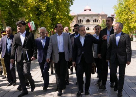 توافق خیلی دور، خیلی نزدیک