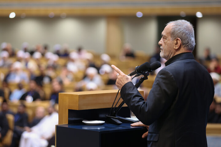 پزشکیان: رهبر انقلاب تا ابد در ذهن و قلب من زنده است و زنده خواهد ماند