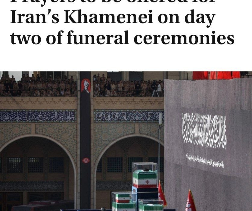 مردم ایران با پرچمهای سرخ در مصلی حاضر شدهاند