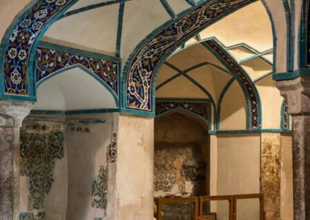 فریاد خاموش مجسمه های تاریخی در حمام گنجعلیخان پیچید