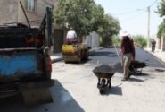 تداوم عملیات عمرانی در شهرک فرهنگیان ماهدشت؛ لکه‌گیری و پخش آسفالت در معابر
