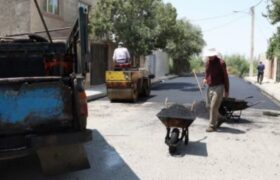 تداوم عملیات عمرانی در شهرک فرهنگیان ماهدشت؛ لکه‌گیری و پخش آسفالت در معابر
