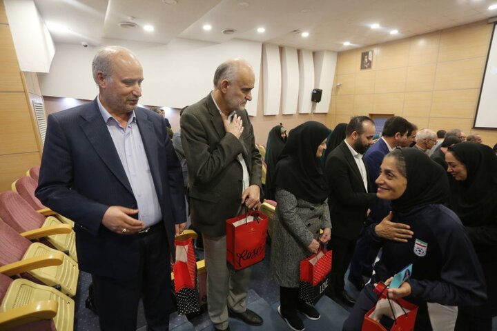 دوگانگی در تصمیم فدراسیون فوتبال؛مربیان ملی همچنان روی نیمکت باشگاهها