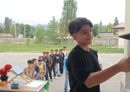 زنگ مهر در کوچکترین مدرسه بام کجور
