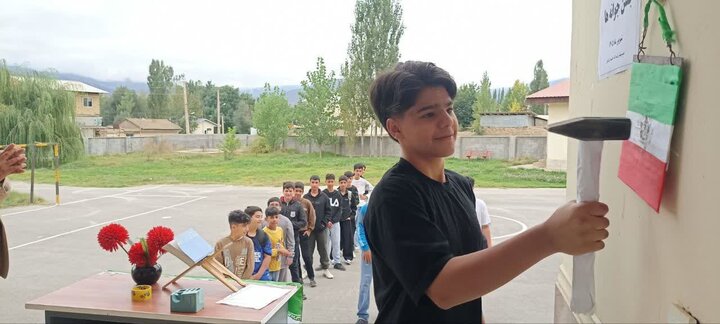 زنگ مهر در کوچکترین مدرسه بام کجور