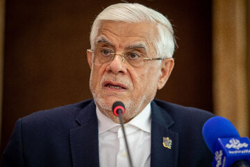 عارف: امروز ایرانیان رودرروی نظام سلطه ایستاده‌اند
